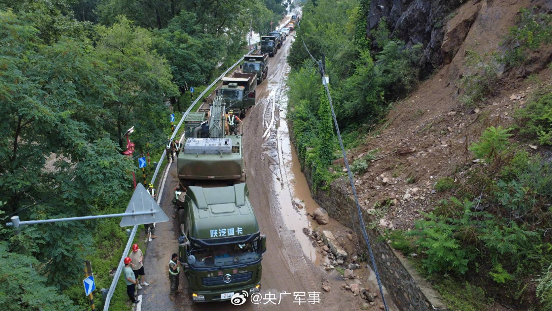 子弟兵攜大型機械設備赴北京延慶搶險救援:機械設備