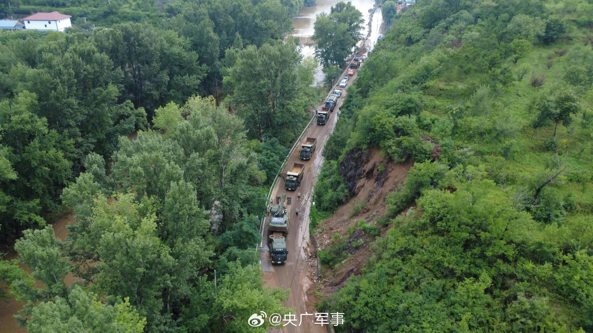 子弟兵攜大型機(jī)械設(shè)備赴北京延慶搶險(xiǎn)救援:機(jī)械設(shè)備