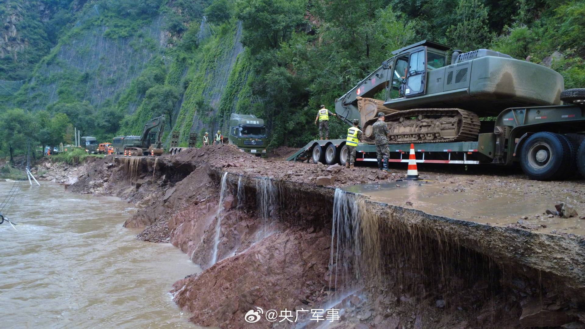 子弟兵攜大型機(jī)械設(shè)備赴北京延慶搶險(xiǎn)救援:機(jī)械設(shè)備